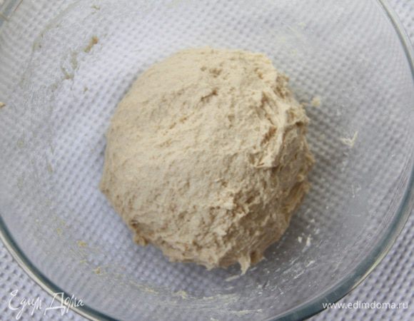 Замесить тесто, оно довольно липкое. Оставить тесто на 1 час на подъем (миску я закрываю пищевой пленкой).