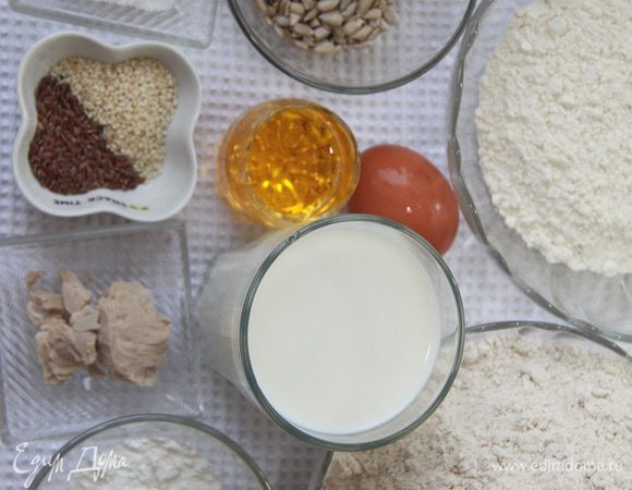 Подготовить ингредиенты: 500 г ц/з муки (у Вилмоша полбяная мука), 130 г муки в/с + 20 г кукурузного крахмала (у Ф.В. тортовая мука), 20 г свежих дрожжей, 12 г соли (у Ф.В. 30 г), 20 г горчичного масла (у Ф.В. 30 г сливочного масла), 400 г молока (у Ф.В. 355 г), 1 яйцо (половина в тесто, половина на смазку), 30 г подсолнечных семян, по 5 г кунжутного и льняного семени.