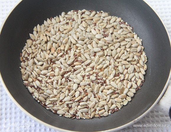 Семена слегка обжарить на сковороде.