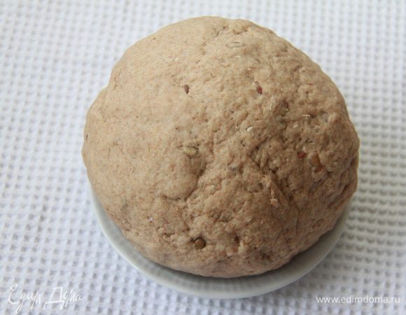 Тесто получается крутое, рекомендую все же взять 400 г молока. Оставить тесто в теплом месте на подъем, на 1 час.