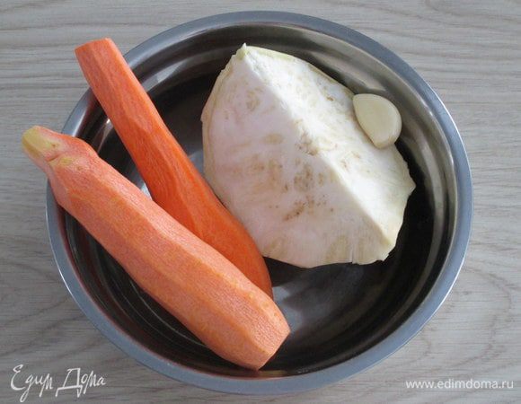Для салата подготовьте майонез ТМ «Слобода» Легкий, зубок чеснока и по 200 г моркови и корня сельдерея. Это примерно две средние морковки и одна четвертая часть корневого сельдерея.