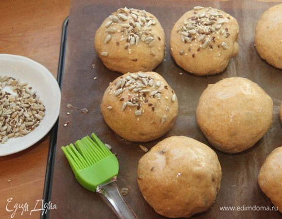 Через указанное время смазать хлеб оставшимся яйцом, посыпать оставшимися семенами. Духовку разогреть до 200°С (у Ф.В. 220°С).