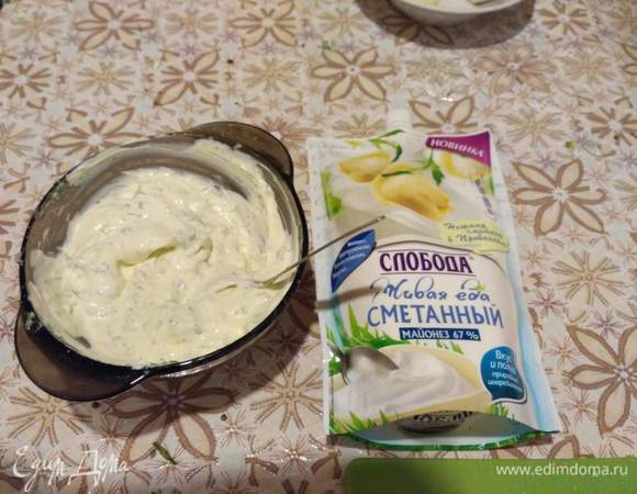 Приготовить смесь для промазывания хлеба. Майонез смешать с чесноком, пропущенным через пресс. Я немного добавляю рубленной петрушки.