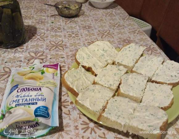 Хлеб промазать смесью из майонеза с чесноком и зеленью.