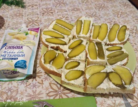 Сверху укладываем тонко порезанные огурчики.