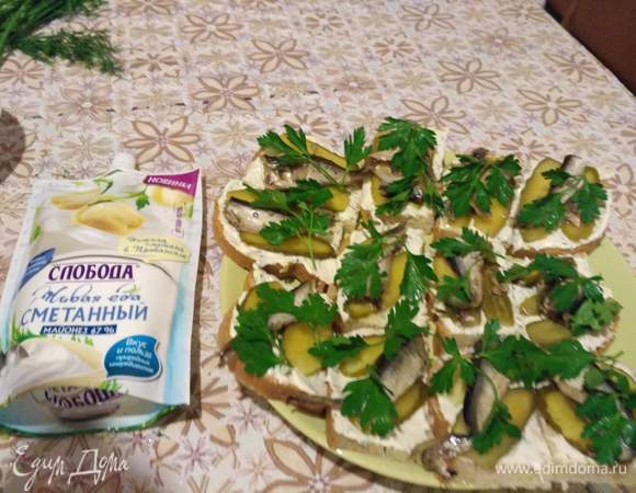 Далее укладываем шпроты и украшаем зеленью. Приятного аппетита.