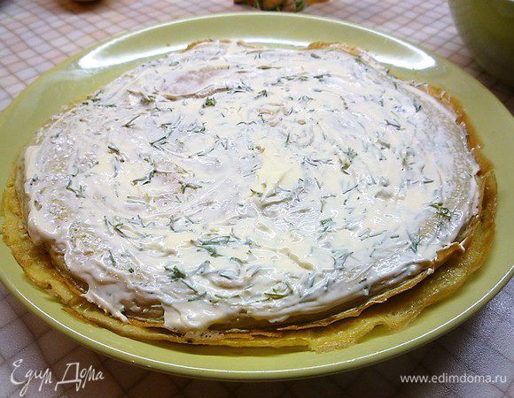Яичные омлеты смазываем смесью майонеза с зеленью.