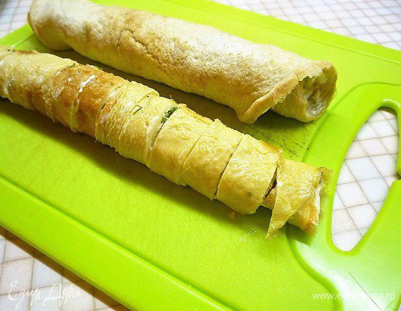 Сворачиваем рулетиками и нарезаем кружочками, толщиной 7 мм.