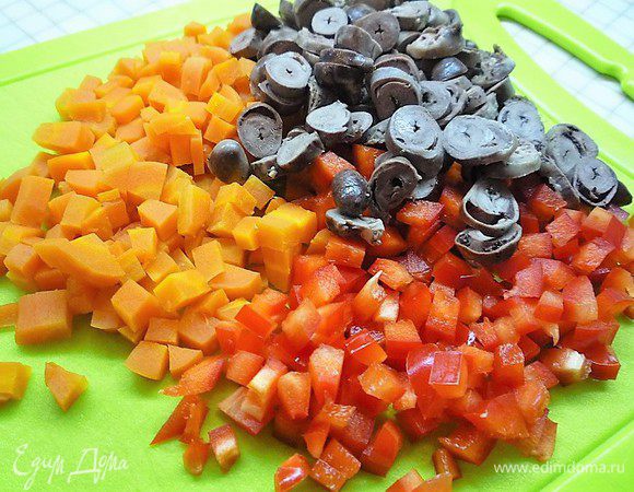 Куриные сердечки, морковь и сладкий перец нарезаем маленькими кубиками.