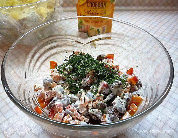 Смешиваем с оставшимся майонезом, добавляем зелень, солим и перчим по вкусу.