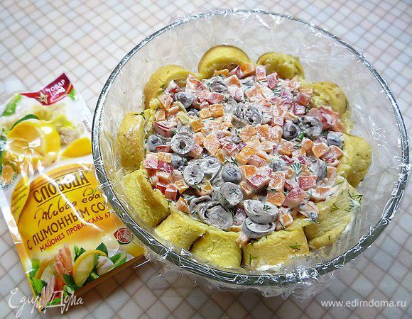 Выкладываем в салатник поверх картофеля.