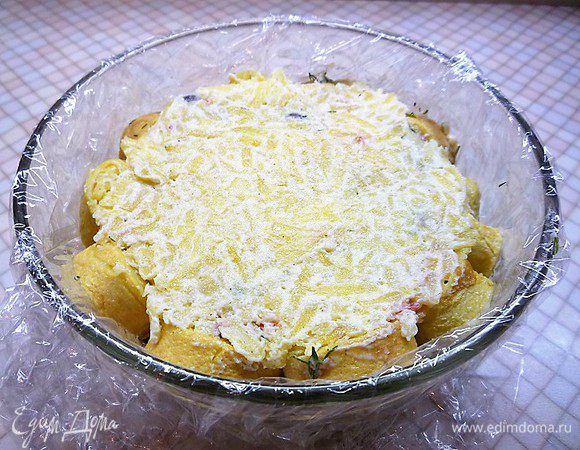 Сверху, ровным слоем, выкладываем оставшуюся картофельную массу.