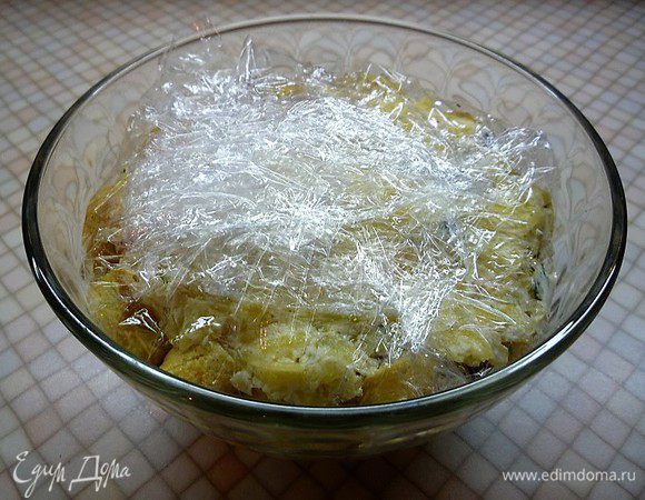 Заворачиваем пленкой и убираем на два часа в холодильник (я убрала на ночь).