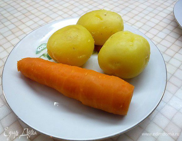 Картофель и морковь отвариваем в подсоленной воде в течении 20 минут и очищаем.