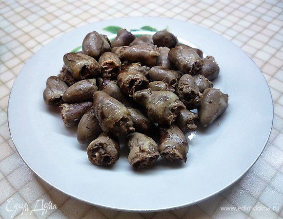 Куриные сердечки отвариваем в подсоленной воде в течении 30 минут. 