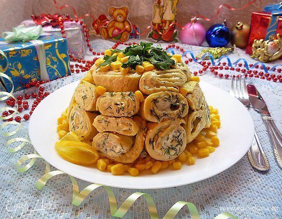 По истечении времени снимаем пленку и переворачиваем салат на плоское блюдо. Украшаем зеленью петрушки и консервированной кукурузой. Подаем на стол. Приятного аппетита.

