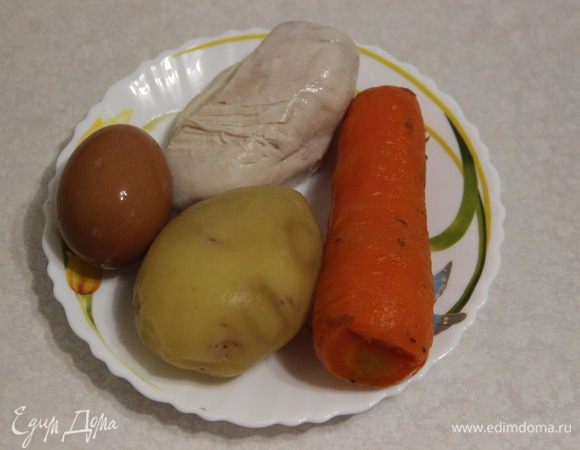 Отварим картофель, морковь, яйца и куриную грудку в слегка подсоленной воде.