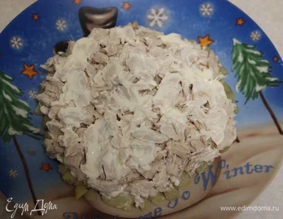 Следующий слой: куриная грудка. И вновь майонез.