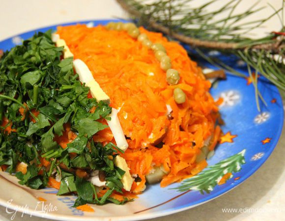 Украсить свой «елочный шар» вы можете как угодно. Я использовала зеленый горошек, «брусочки» из вареных яиц и петрушку. Приятного аппетита!