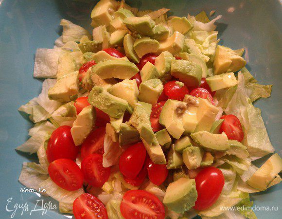 Авокадо очистим, порежем кусочками, сбрызнем соком лимона и отправим в салатник.