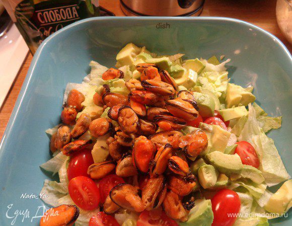 Добавим к салату мидии.