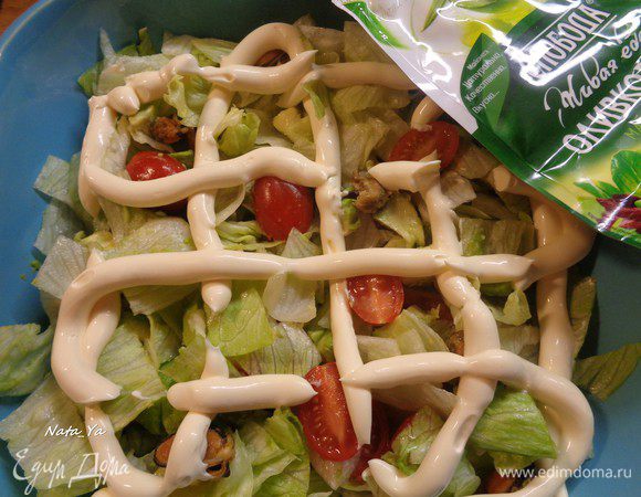 Нанесем сеточку майонезом ТМ «Слобода» Оливковый.