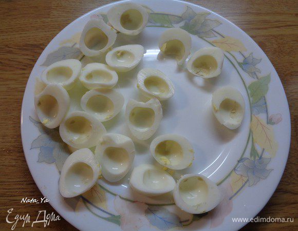 Отварить перепелиные яйца, остудить, очистить и вынуть желток.