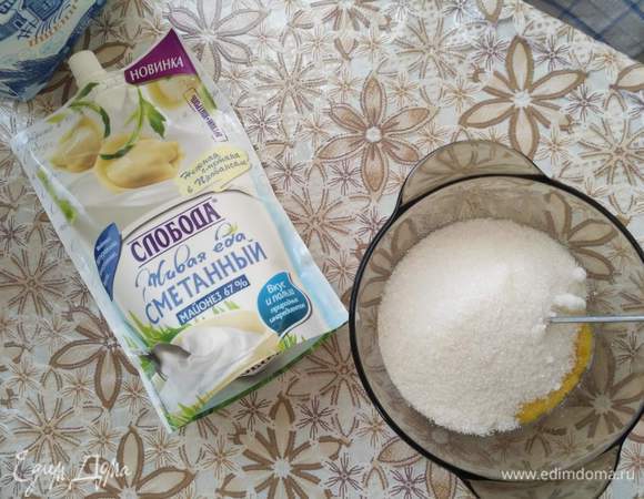 Добавить соль, сахар. Все перемешать.