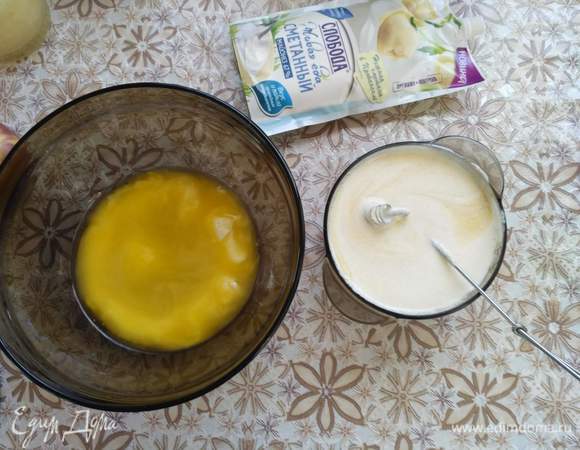 Растопить маргарин и добавить майонезно-яично-сахарную смесь. Все перемешать.