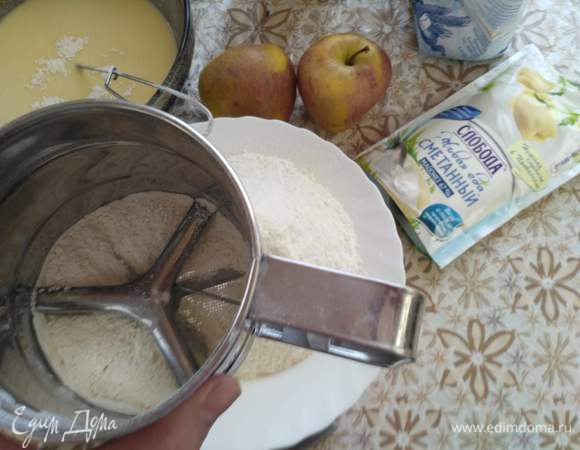 Просеиваем муку и тщательно вымешиваем, добавляя постепенно частями муку. 