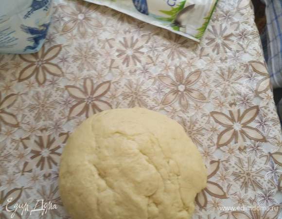 Если сильно липнет к рукам можно еще чуточку добавить, но не переусердствуйте. Тесто должно быть мягким и пластичным. Накройте его пакетом или чашкой, чтоб не заветрилось.