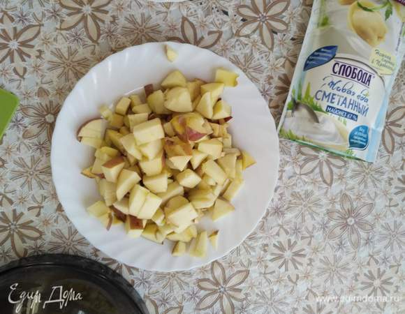 Пока тесто отдыхает, готовим начинку. Чистим яблоки от сердцевины и режем на кубики 1,5 на 1,5 см.
