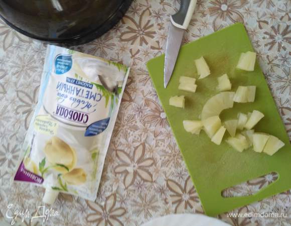 Также готовим ананасы. У меня была банка с кольцами, и мне осталось их порубить на треугольнички.