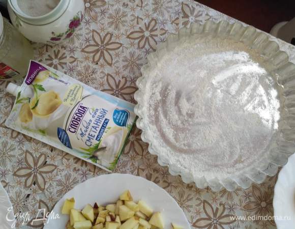 Форму с этим тестом достаточно обсыпать мукой, оно ни когда не прилипает.