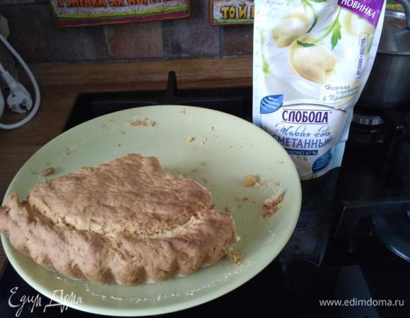 Ну вот, что успела отснять. Отвлеклась всего на 15 минут, уже больше половины нет! 
Приятного аппетита! :)
P.S. Вообще оно должно постоять, немного остыть. Но мои домочадцы ели его горячим.