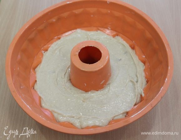 Выложить в смазанную форму.