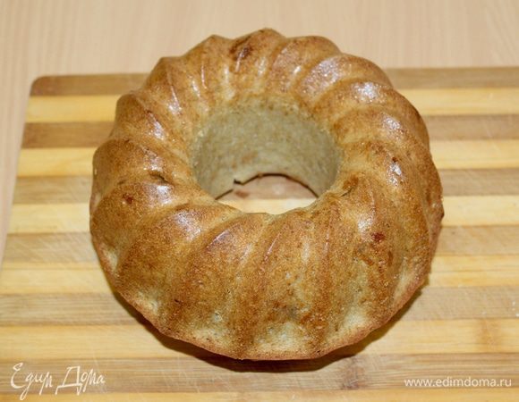 Выпекать в предварительно разогретой до 180°С духовке, на среднем уровне 35 — 45 минут или до готовности. Готовность проверить при помощи зубочистки, она должна выйти сухой из середины кекса.