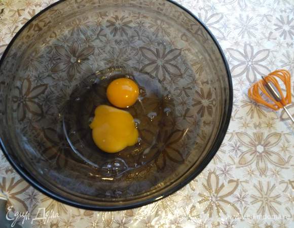 Приготовление теста.
Разобьем яйца в миску.