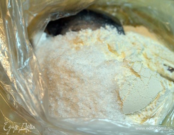 В целлофановый пакет насыпать муку и соль, перемешать.
