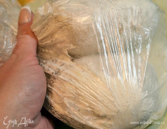 Картофель помыть и мокрым положить в пакет, завязать его и хорошо потрясти, чтобы мучная смесь хорошо покрыла его со всех сторон.