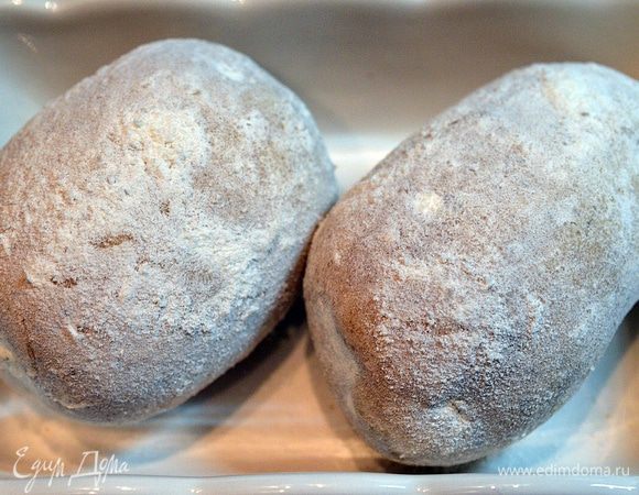 Выложить картофель в форму и запекать, в разогретой до 200°С духовке, около 45 минут, до готовности (время зависит от величины картофеля).