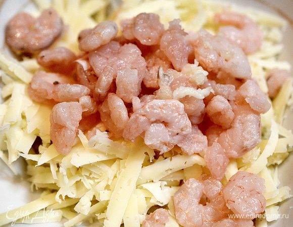 Салатные креветки смешать с натертым сыром, добавить нарезанный укроп.