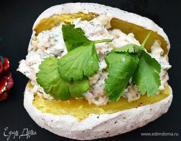 Готовый картофель разрезать пополам или крест-накрест и наполнить салатом.