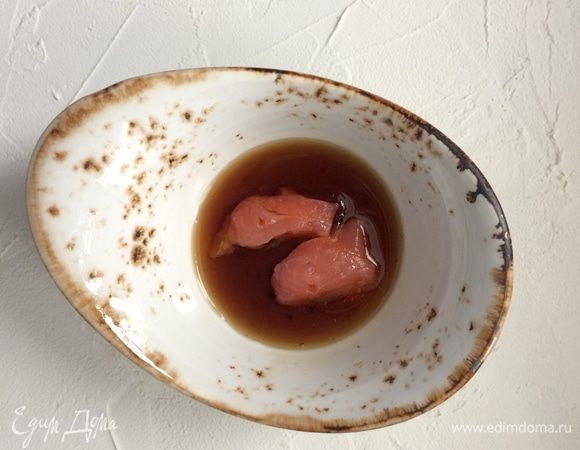 Филе семги нарежьте крупными кусками, залейте соевым соусом и оставьте мариноваться на 10 минут. Затем достаньте рыбу из соуса, промокните излишки маринада бумажной салфеткой.