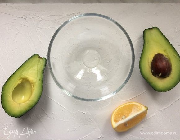 Для мусса, авокадо разрежьте пополам и отделите от косточки. 