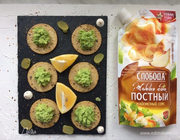 На крекер нанесите мусс из авокадо.