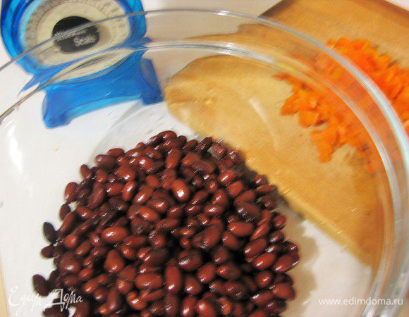 Красную фасоль отварить, остудить, выложить в салатник.