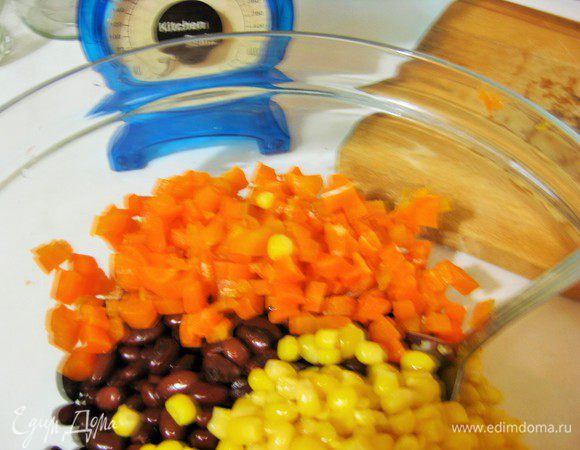 Морковь отварить, остудить, очистить, порезать кубиками. Добавить к фасоли кукурузу и морковь.