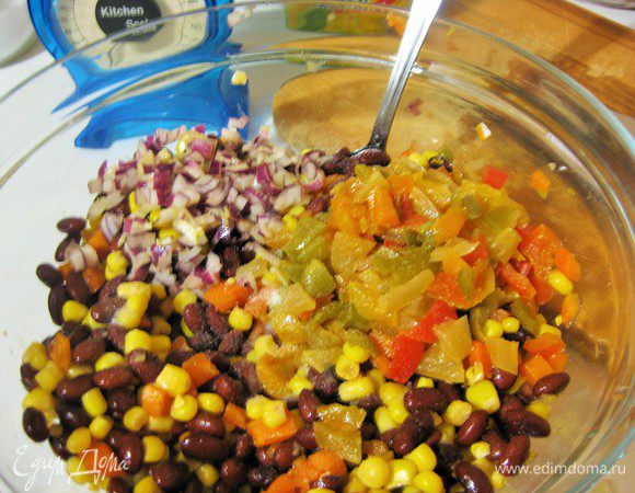 Порезать кубиками маринованный перец и красный лук.