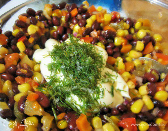 Салат посолить, перемешать, заправить постным майонезом ТМ «Слобода».